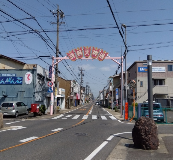 天神通発展会西側の入口のモニュメント